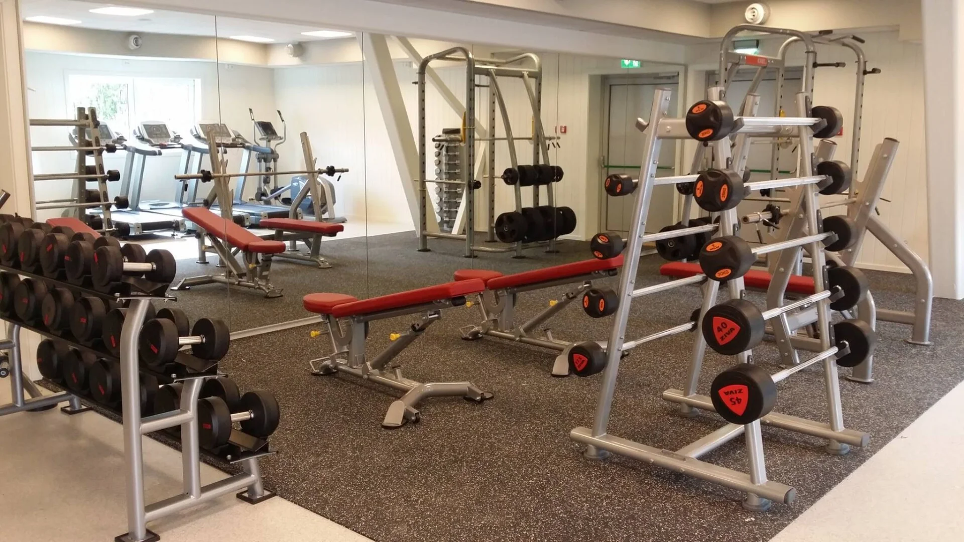 Treningssenteret med manualer, benker og speilvegg